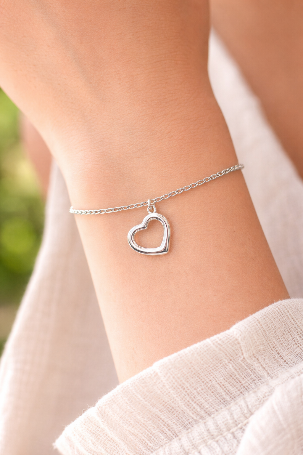 Silver Heart Charm Bracelet – Minimalist Elegant Chain Jewelry