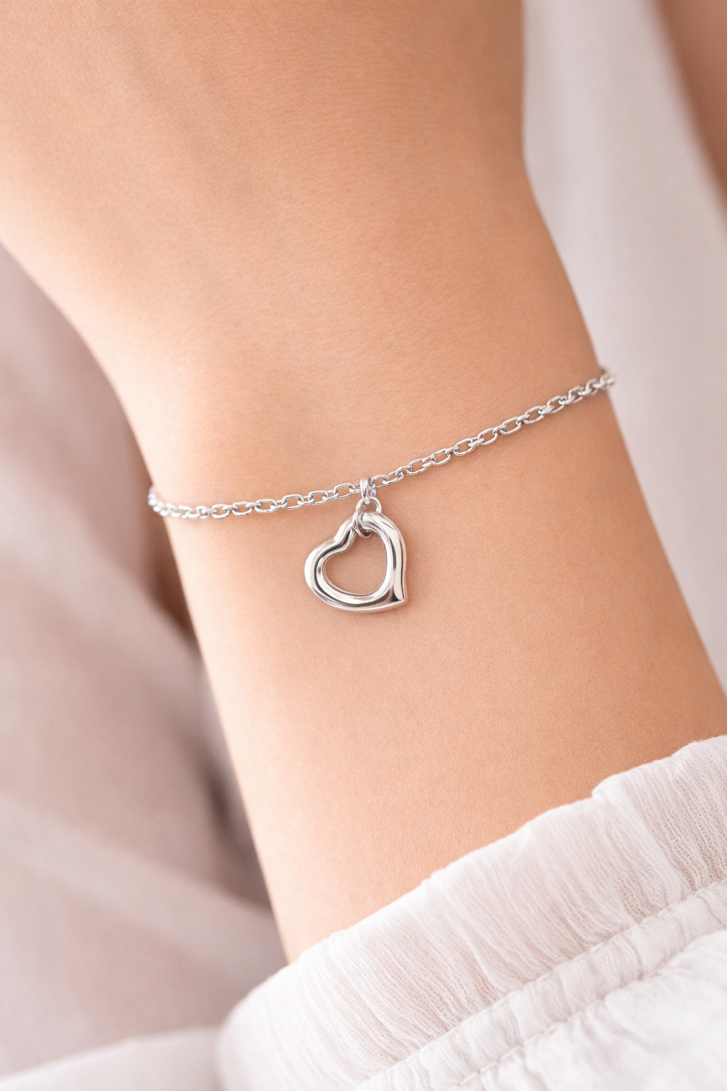 Silver Heart Charm Bracelet – Minimalist Elegant Chain Jewelry